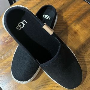 UGG NEW Delu women’s black canvas slide size 6